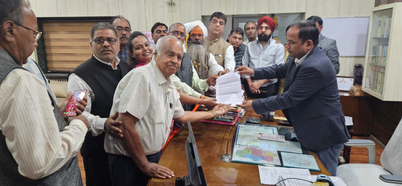 धर्मांतरण के विरोध में छत्तीसगढ़ चेम्बर ऑफ कॉमर्स एंड इंडस्ट्रीज एवं सर्व समाज का हल्लाबोल, कलेक्टर को सौंपा ज्ञापन