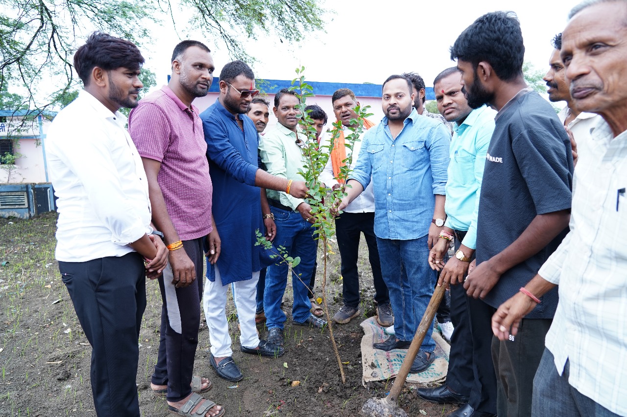 एक पेड़ मां के नाम अभियान के अंतर्गत वृक्षारोपण कार्यक्रम सम्पन्न