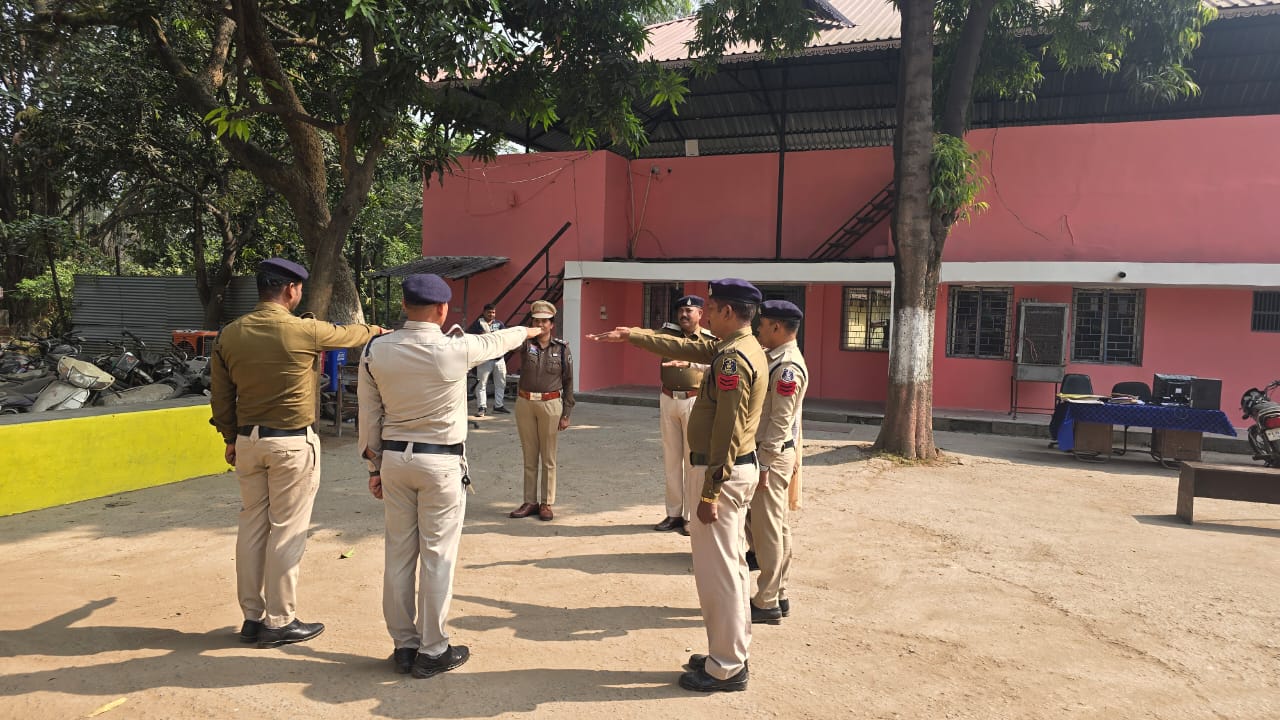  रायगढ़ में संविधान दिवस पर पुलिसकर्मियों ने ली भारतीय संविधान की प्रस्तावना की शपथ
