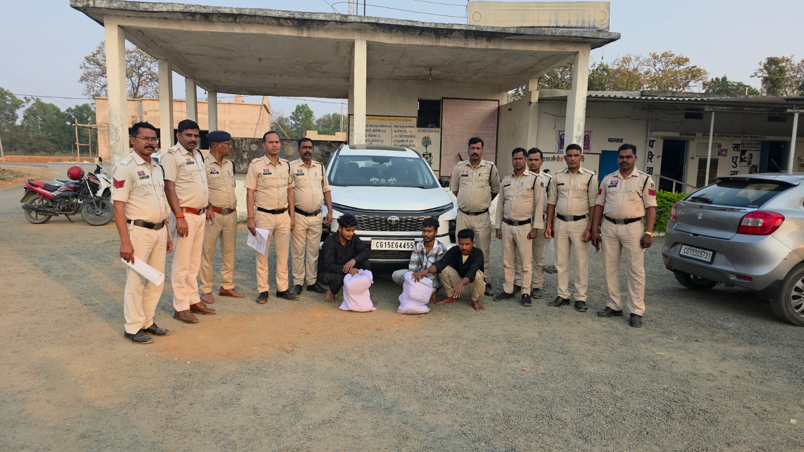 नशे के कारोबारियों पर सूरजपुर पुलिस का बड़ा प्रहार, 4 लाख रूपये कीमत के 8 किलो गांजा जप्त, 3 व्यक्ति गिरफ्तार