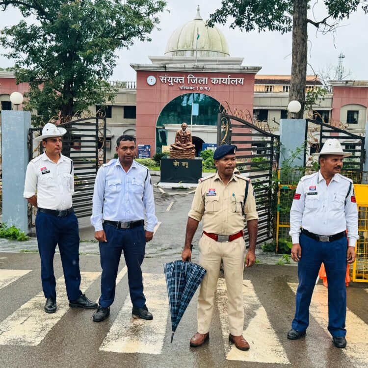 हेलमेट नहीं तो एंट्री नहीं: ट्रैफिक जवानों की सख्त समझाइश — आज चेतावनी, कल चालान
