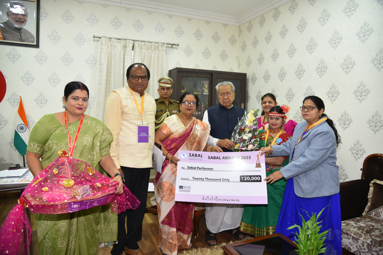 राज्यपाल हरिचंदन से आकांक्षा लायंस इंस्टीटयूट ऑफ लर्निग एंड एम्पावरमेंट के पदाधिकारियों ने की सौजन्य भेंट