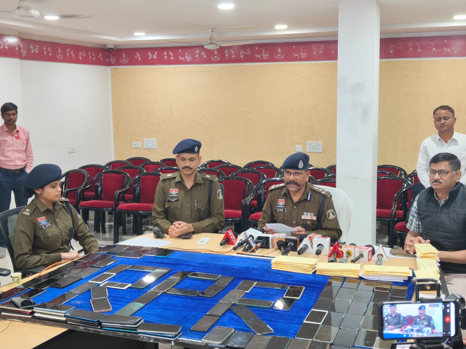 रायपुर पुलिस ने 40 लाख के 200 गुम मोबाइल खोजकर मालिकों को सौंपे