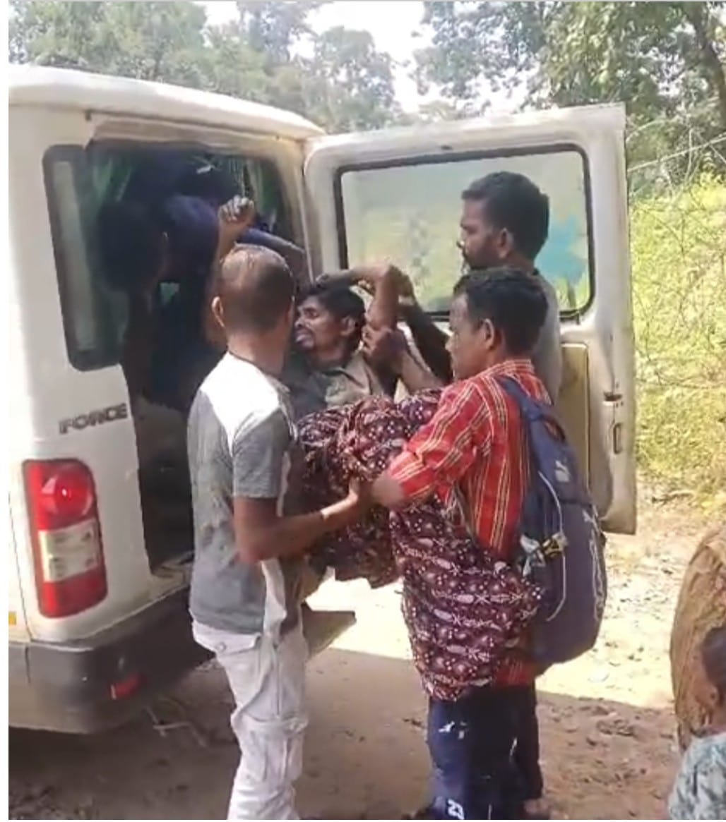 बीमार आदिवासी को दिलाया बेहतर इलाज 210 कोबरा बटालियन के जवानों ने एक अनूठी मिसाल पेश की