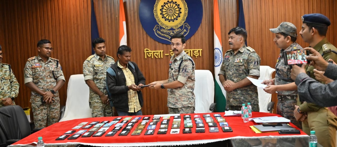 दंतेवाड़ा पुलिस द्वारा 14 लाख रुपए से ज्यादा की गुम संपत्ति नागरिकों को वापस लौटाई गई