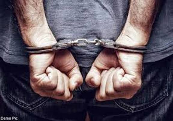 जुआ खेलते व्यापारी,नेता गिरफ्तार 