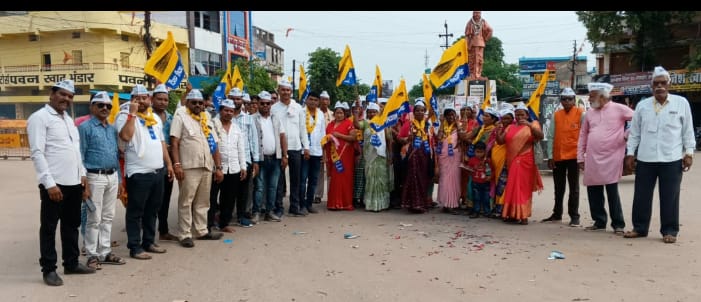 केजरीवाल को जेल से जमानत  मिलने पर कार्यकर्ताओं ने मनाया जश्न 