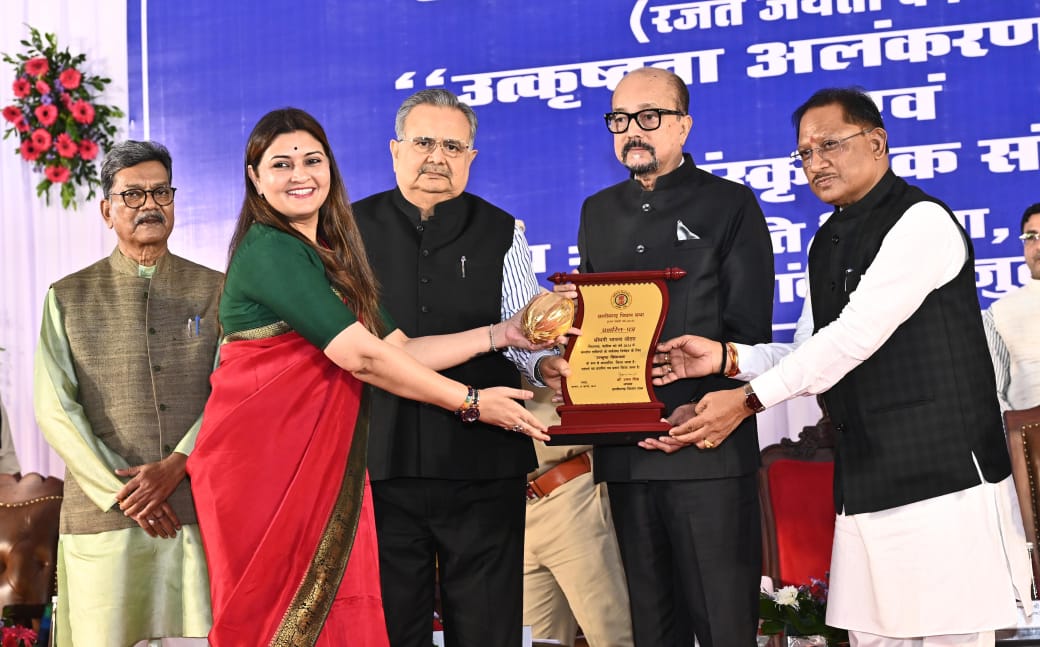  राज्यपाल रमेन डेका ने पंडरिया विधायक भावना बोहरा को वर्ष 2024-25 के उत्कृष्ट विधायक सम्मान से किया सम्मानित