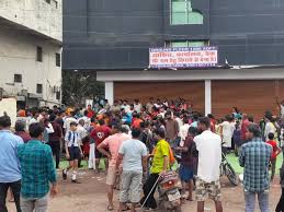 भिलाई : शराब दुकान खोलने के विरोध में धरने पर बैठी महिलाएं