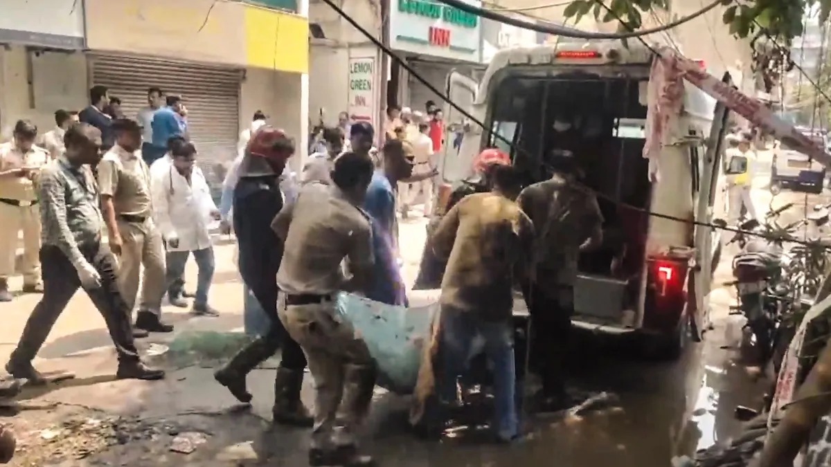 दिल्ली होटल अग्निकांड: कैसे लगी आग और 21 लोगों की कैसे हुई मौत? मालिक और सुरक्षा इंतजामों पर उठे बड़े सवाल