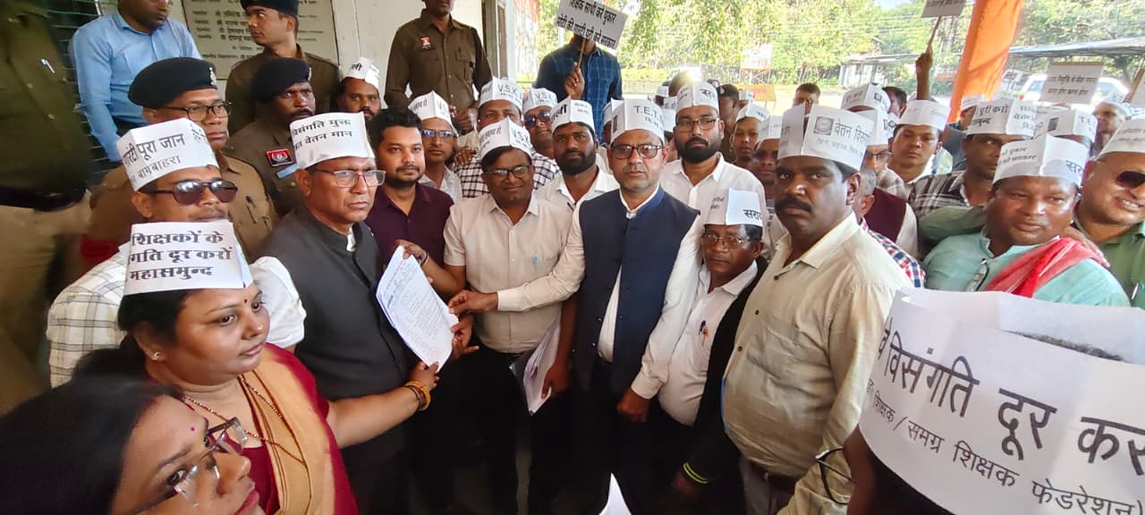 सहायक शिक्षको ने सरकार से कहा मोदी की गारंटी को करें पूरा 