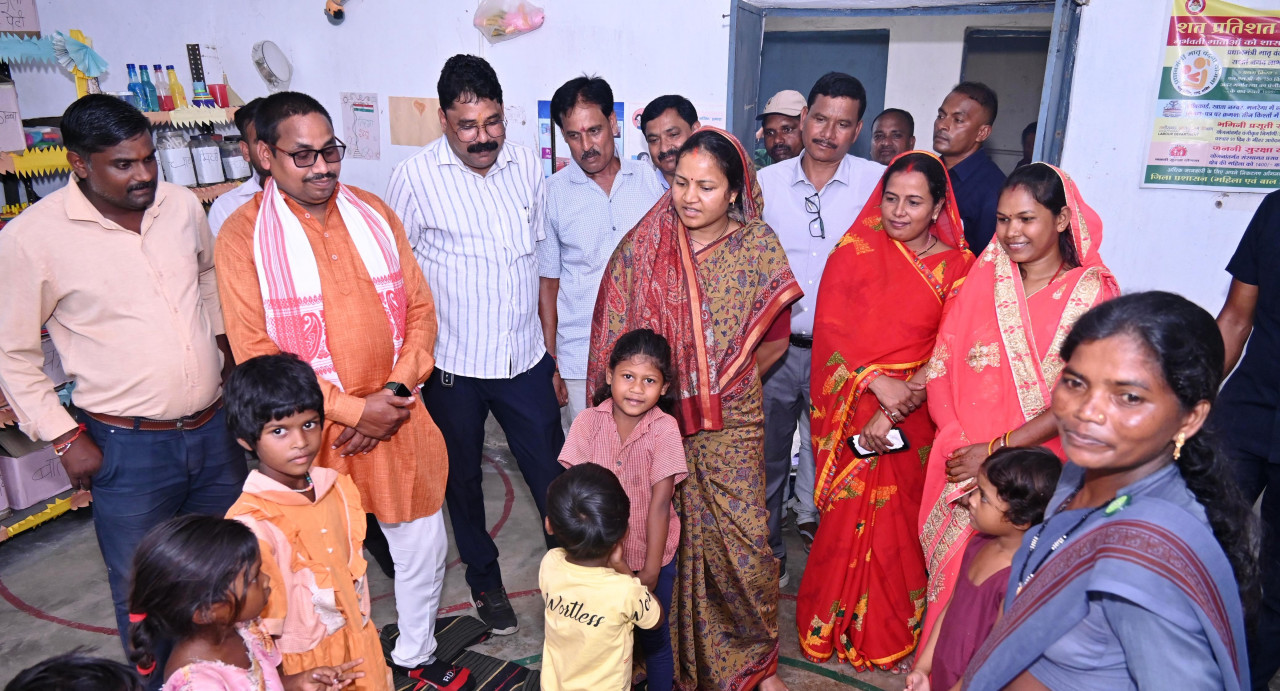 महिला एवं बाल विकास मंत्री लक्ष्मी राजवाड़े ने धरसेड़ी आंगनबाड़ी केंद्र का औचक निरीक्षण किया