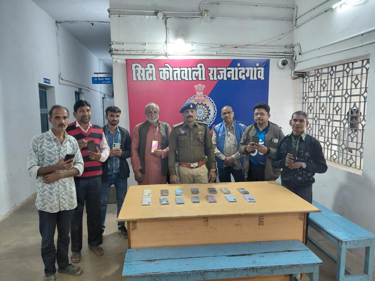 सिटी कोतवाली पुलिस की बड़ी कामयाबी: 20 गुमशुदा मोबाइल बरामद, धारकों के चेहरों पर लौटी मुस्कान 