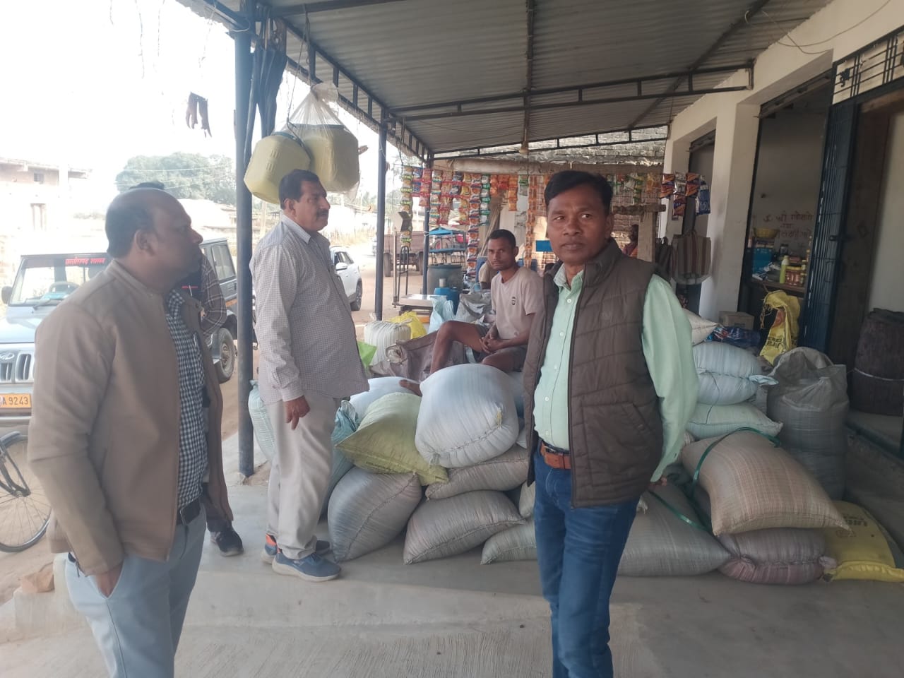 राज्य में अवैध धान भंडारण पर सख्त कार्रवाई जारी,किराना दुकान से 200 बोरी धान जब्त