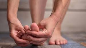 पैरों की सुन्नता इस बीमारी का है संकेत? न करें नजरअंदाज