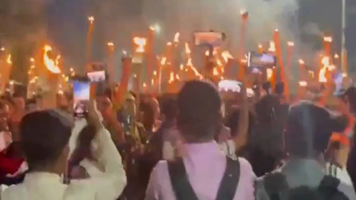 भगवान राम के कथित अपमान पर ढाका में हिंदुओं का उग्र विरोध, ‘जय श्री राम’ के नारों के साथ निकला विशाल मशाल जुलूस