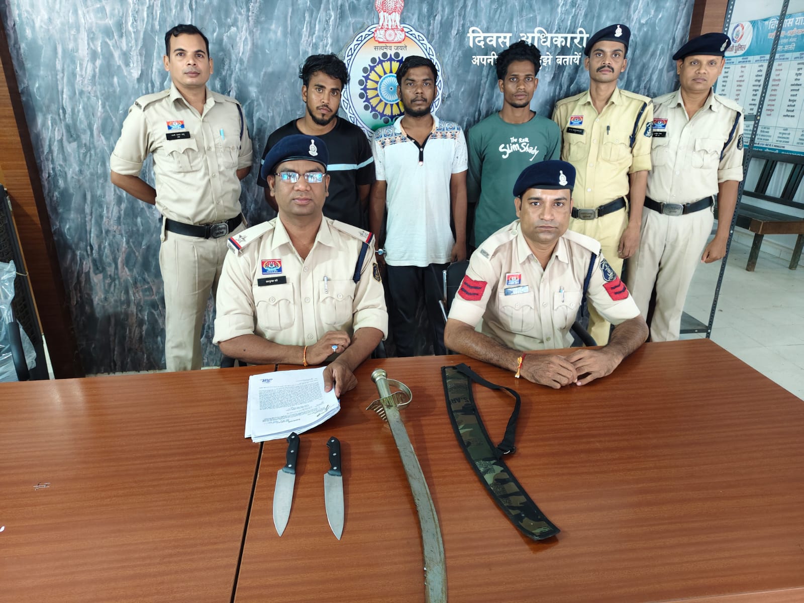 सार्वजनिक स्थान पर तलवार/चाकू लहरा कर लोगों में भय करित करने वाले 03 आरोपी गिरफ्तार