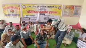 अनोखा प्रदर्शन : सरकार पर वादाखिलाफी का लगाया आरोप,सिर मुड़वाकर NHM कर्मचारियों ने जताया विरोध