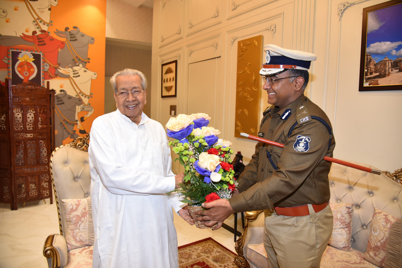 राज्यपाल हरिचंदन से नवनियुक्त पुलिस महानिरीक्षक ने की सौजन्य भेंट