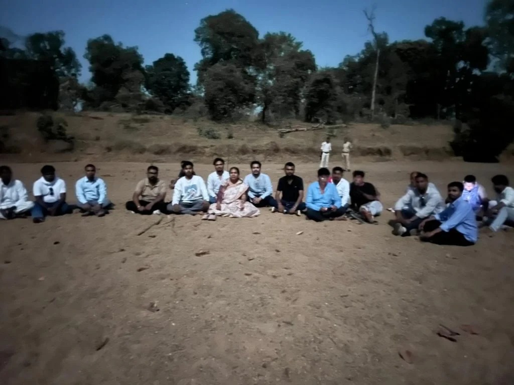 खदान में धरना, प्रशासन पर मिलीभगत का आरोप; रेत माफियाओं के खिलाफ विधायक का बड़ा आंदोलन