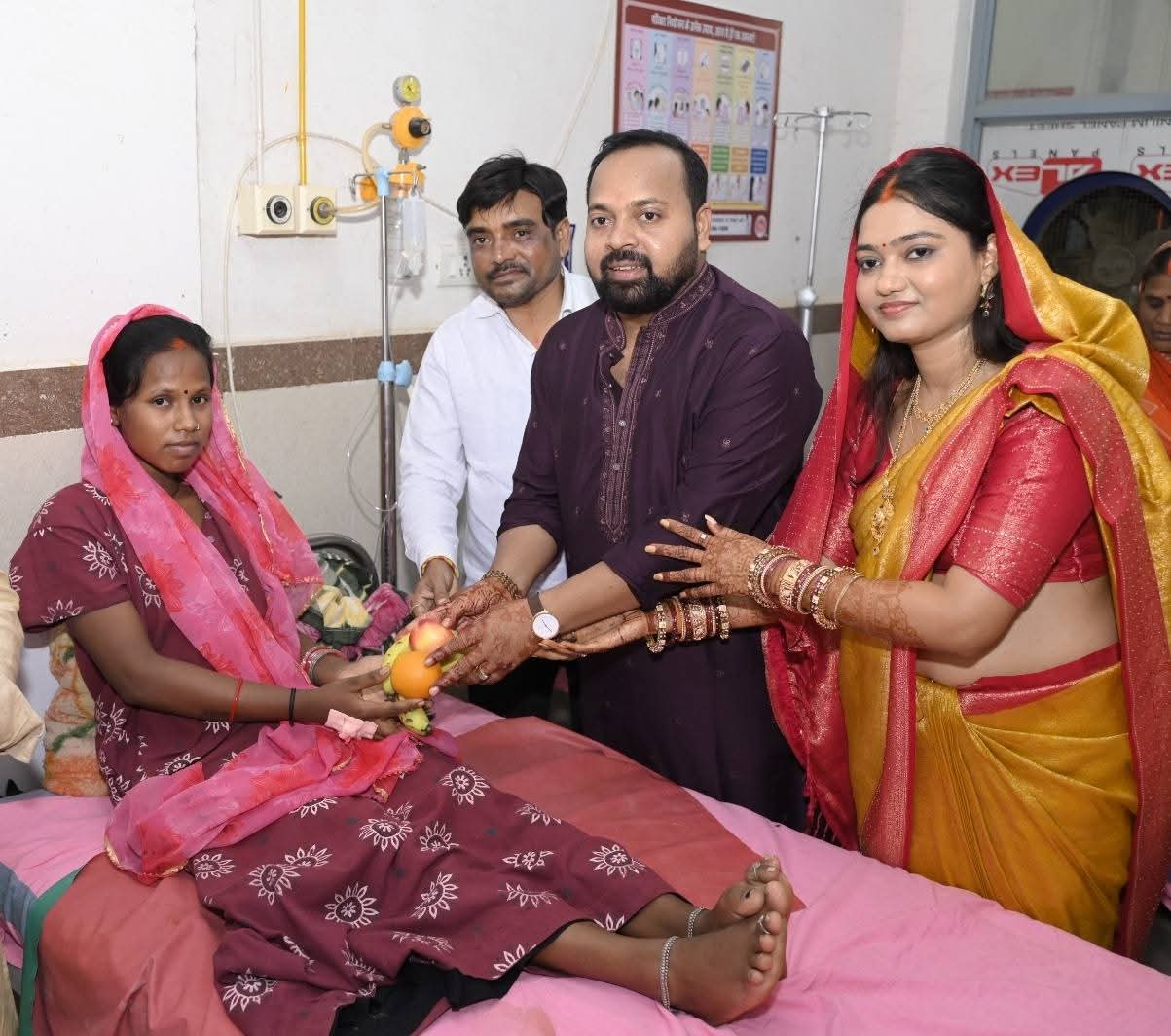 शादी के अगले दिन पत्नी संग जिला अस्पताल पहुंचे विधायक दीपेश साहू, मरीजों से मिले, फल बांटे और किया पौधारोपण