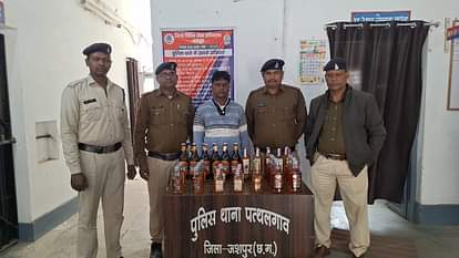 अवैध रूप से अंग्रेजी शराब बेचने वाले पर बड़ी कार्यवाही करते हुए भारी मात्रा में शराब जब्त कर आरोपी को किया अरेस्ट..