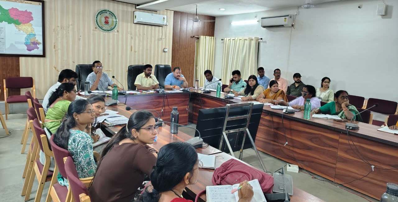 महिला एवं बाल विकास की समीक्षा बैठक में कलेक्टर के सख्त निर्देश, तीन दिन में भवनों की रिपोर्ट करें प्रस्तुत