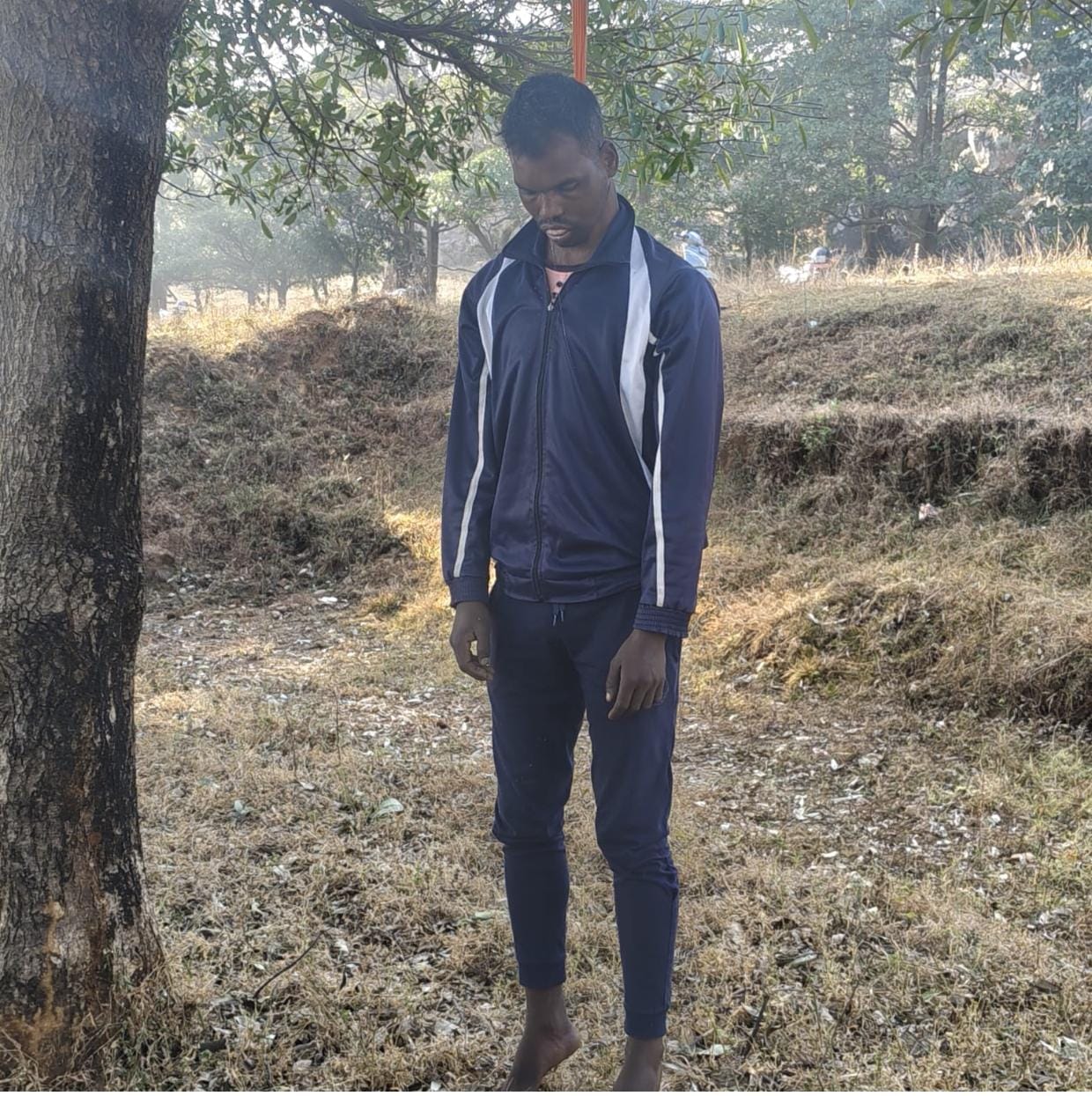 पेड़ पर फांसी से लटका मिला युवक का शव, इलाके में सनसनी