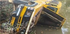 CG :बच्चों से भरा स्कूल वैन पुलिया से नीचे गिरा,1 छात्रा की मौत, 1 दर्जन घायल...