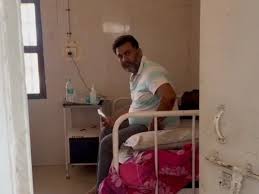 चेक बाउंस के दोषी को अस्पताल में मिला प्राइवेट रूम, मोबाइल चलाते वीडियो वायरल