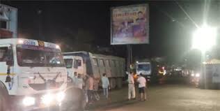 गोबरा नवापारा में नाराज नगरवासियों ने आधी रात किया चक्काजाम, रेत लोड हाईवा को रोका