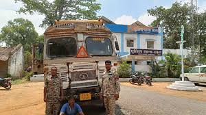 अवैध रूप से लाया जा रहा कबाड़ लदा ट्रक पकड़ाया, चालक गिरफ्तार