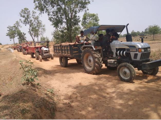 तिल्दा में होली के बाद फिर रेत तस्कर 12 महीने रेत की अवैध खनन कर राजश्व नुकसान की रेस में शामिल हो गए हैं,सड़क भी बदहाल  