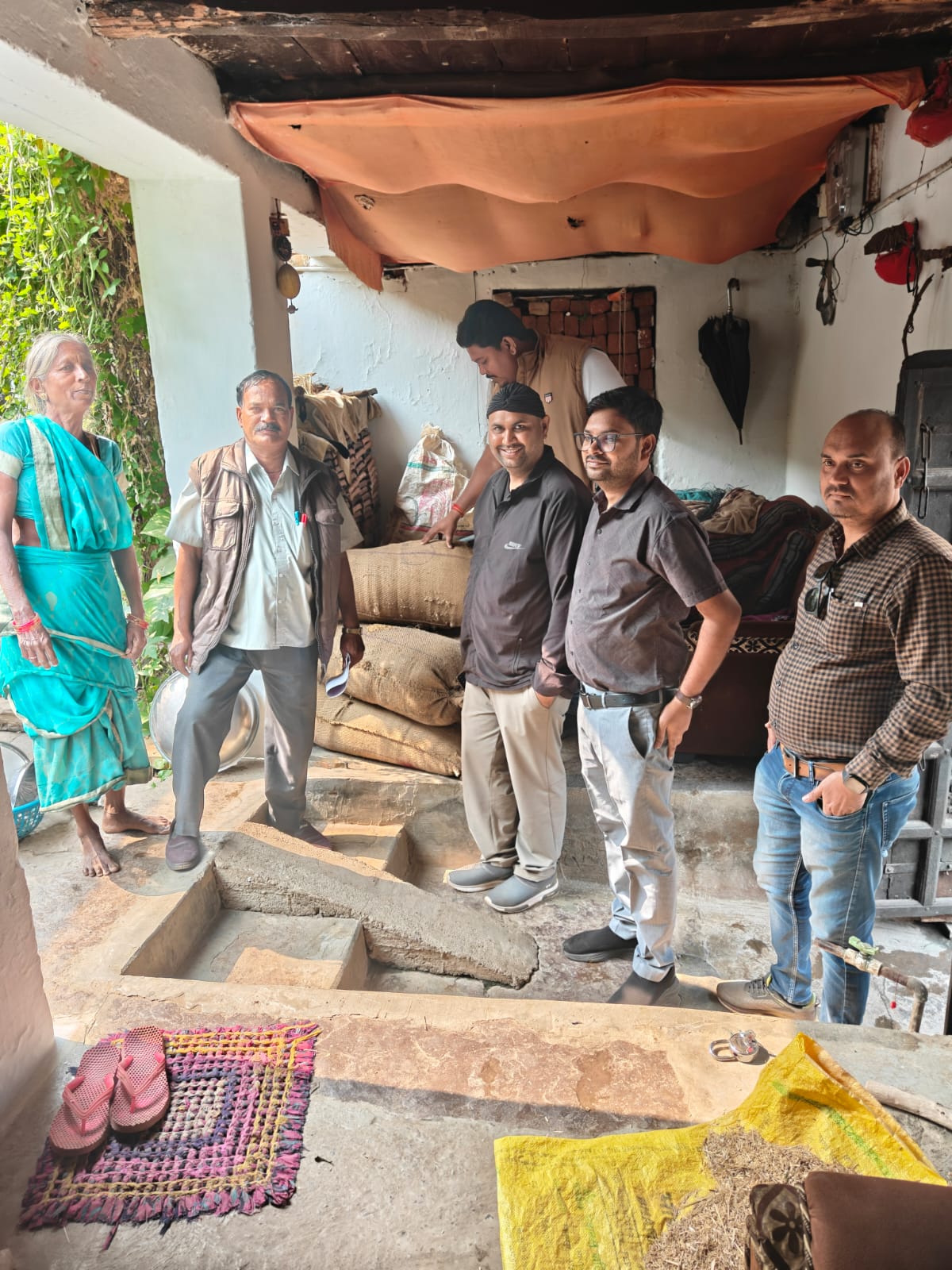 धान खरीदी कार्य में पारदर्शिता बनाए रखने प्रशासन पूरी तरह मुस्तैद,अधिकारियों ने किया धान का भौतिक सत्यापन