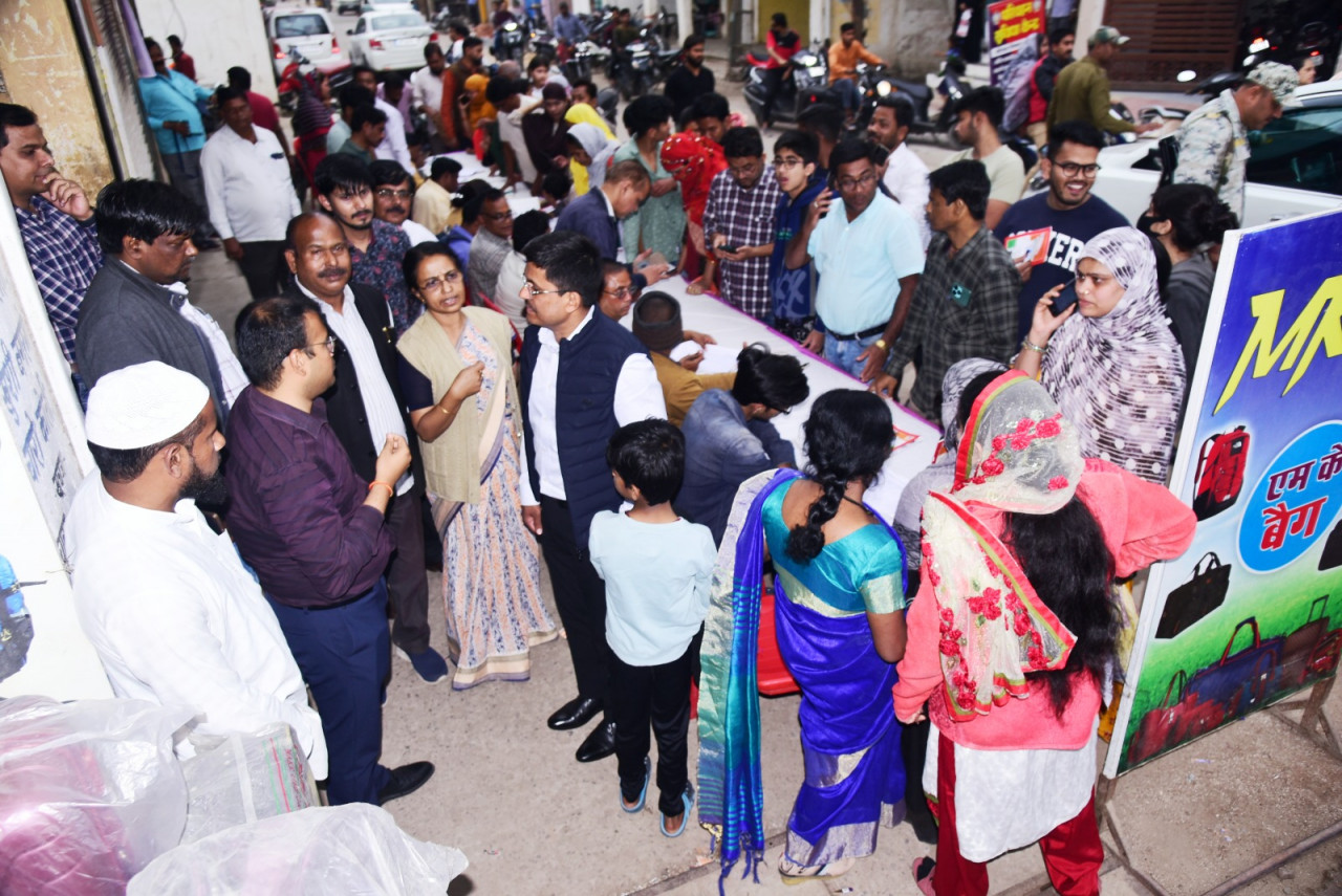  दो दिवसीय आयुष्मान कार्ड महाअभियान का आगाज,कलेक्टर ने  लिया जायजा