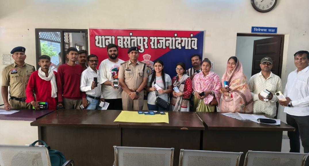 खोए मोबाइल, लौटी मुस्कान: बसंतपुर पुलिस ने 18 परिवारों को लौटाईं उनकी यादें