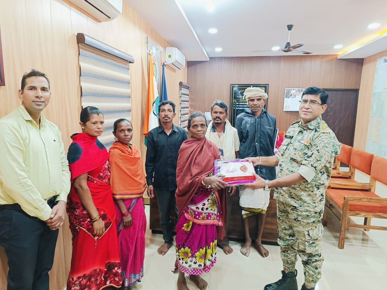 ऑपरेशन प्रयास के तहत पुलिस अधीक्षक ने किया माओवादी सदस्य रुपेश गावड़े उर्फ़ सुखदेव के माता-पिता से मुलाकात