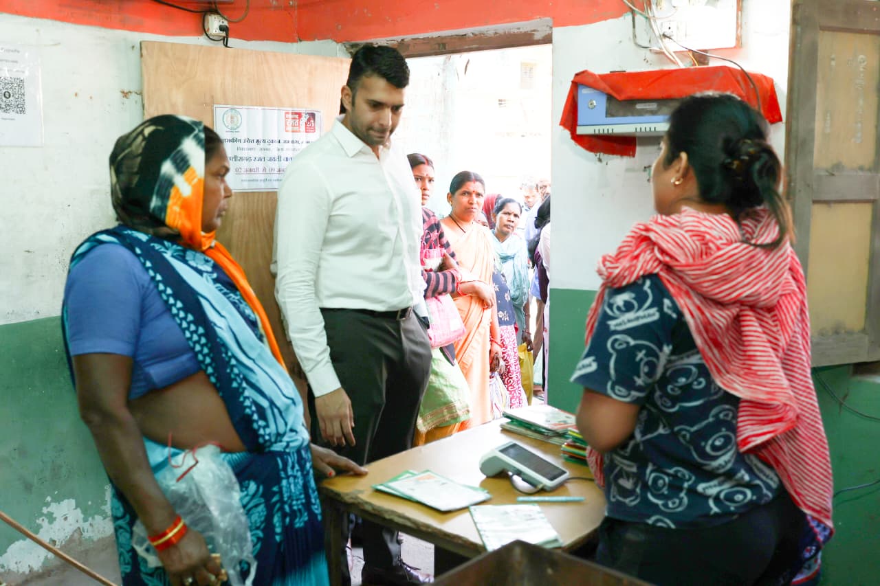 कलेक्टर ने रामभांठा के पीडीएस दुकान का किया औचक निरीक्षण