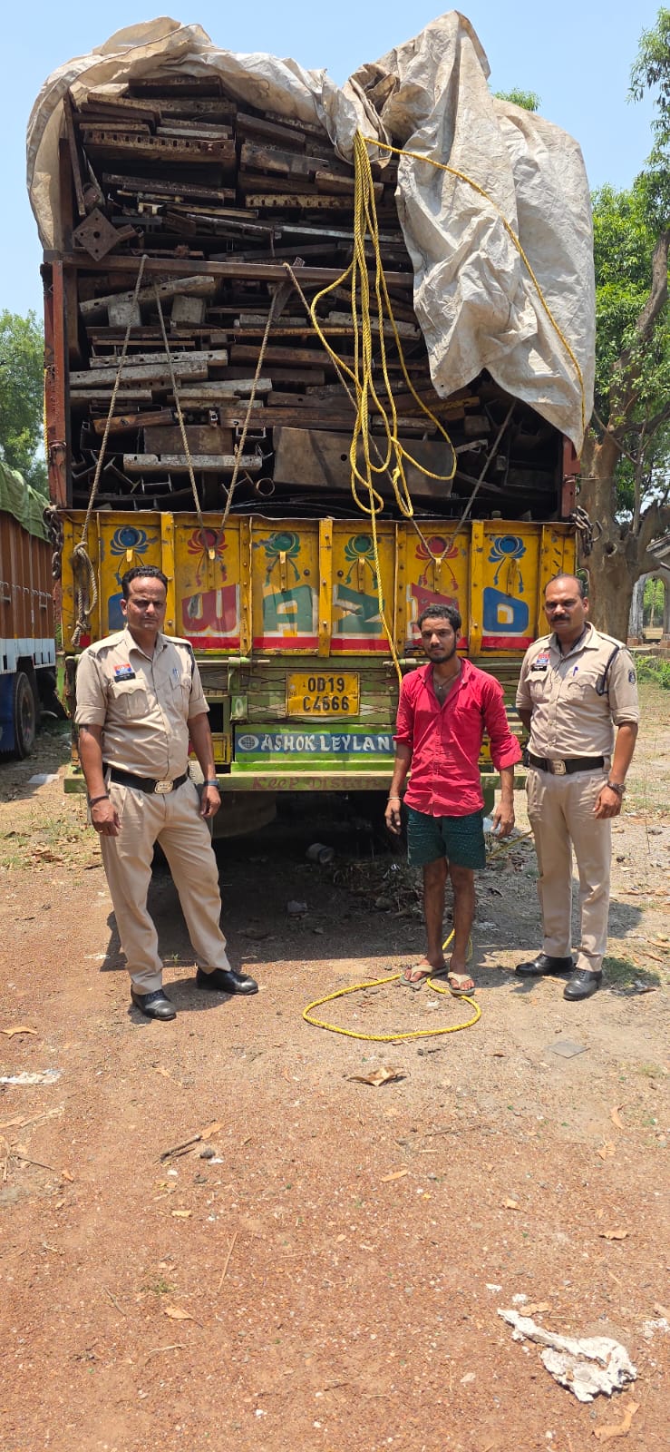 ‘ऑपरेशन प्रहार’ में रायगढ़ पुलिस का बड़ा एक्शन: 24 टन कबाड़ और 53 क्विंटल सरिया जब्त