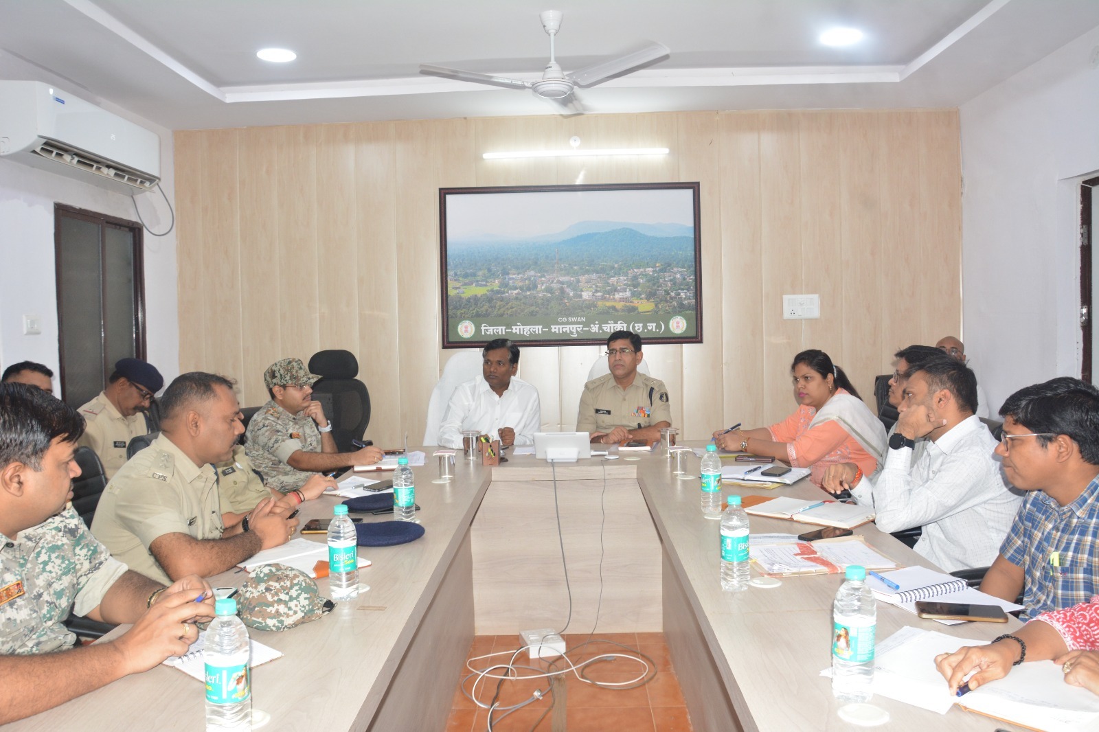 कलेक्टर एवं एसपी ने ली कानून व्यवस्था के संबंध में अधिकारियों की बैठक