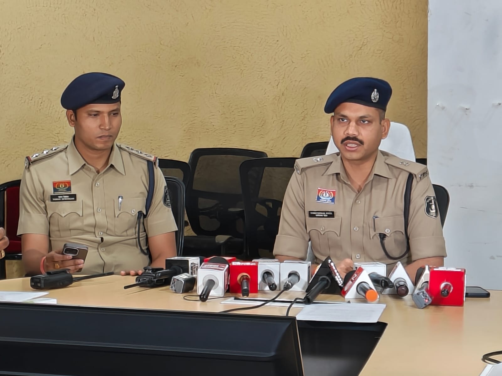 दिल्ली से कुरियर में आ रहा था गांजा: रायपुर में अंतर्राज्यीय ड्रग्स तस्कर गिरफ्तार