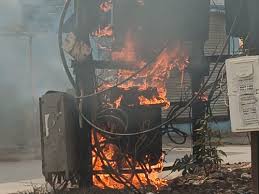 अचानक धमाका, फिर आग का तांडव! बीटीआई रोड पर ट्रांसफार्मर बना खतरा