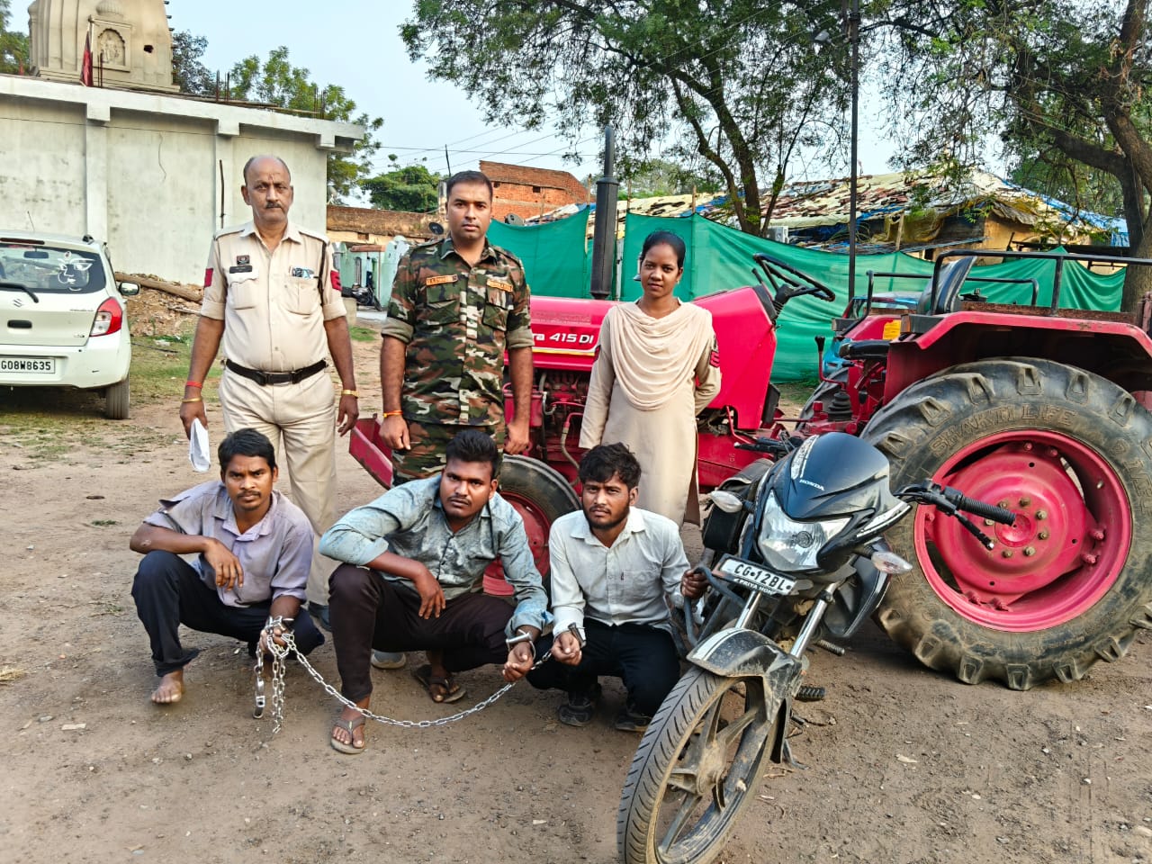 खरसिया पुलिस ने चोरी हुए ट्रैक्टर मामले का किया खुलासा — तीन आरोपी गिरफ्तार, चोरी गया ट्रैक्टर और मोटरसाइकिल बरामद