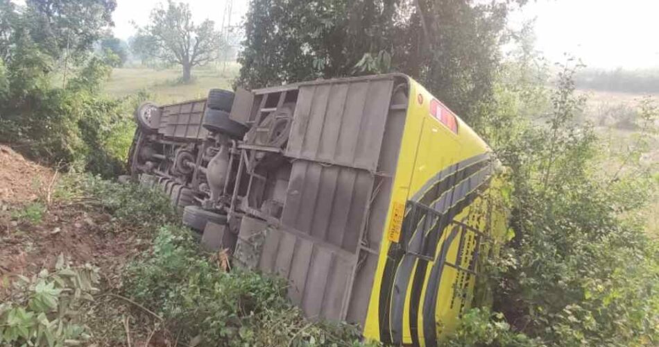 तेज रफ्तार बस बेकाबू होकर पलटी, 14 यात्री घायल