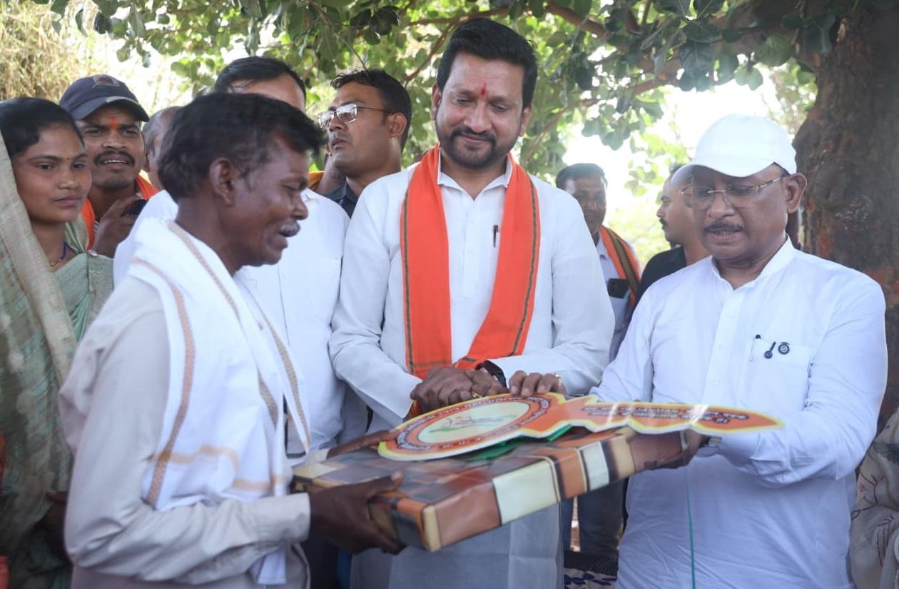 सुशासन तिहार : मुख्यमंत्री विष्णु देव साय ने पीएम जनमन के हितग्राही को सौंपी खुशियों की चाबी