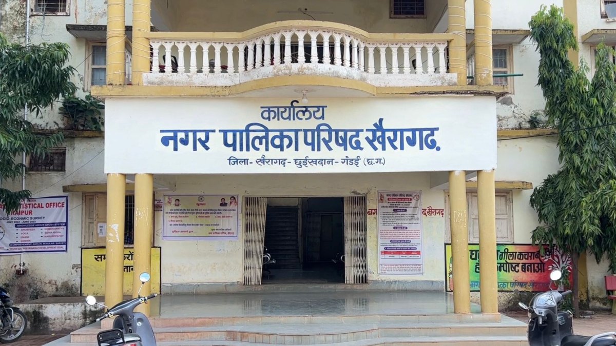 खैरागढ़ नगर पालिका में घमासान: अध्यक्ष ने बताया फर्जी भुगतान, पार्षद ने कहा—काम पहले ही पूरा
