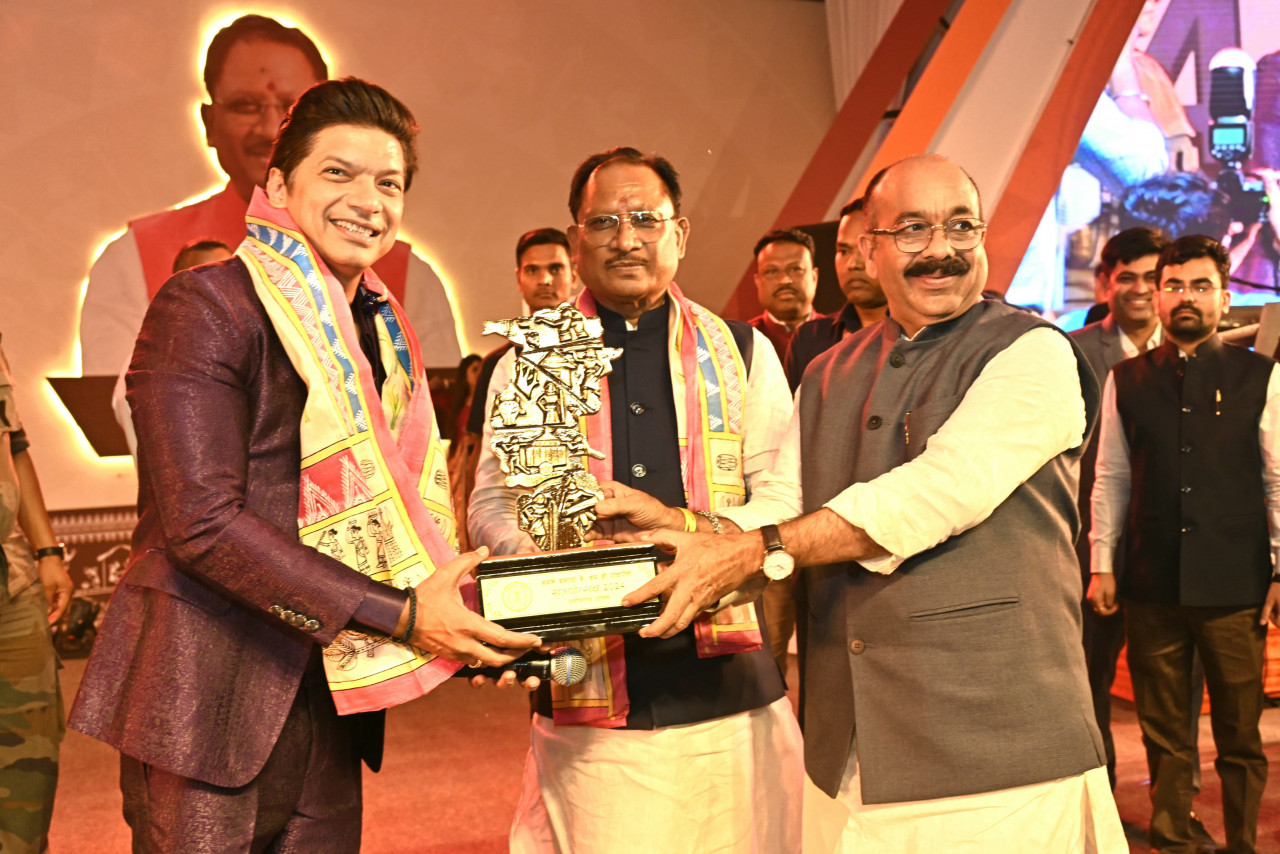 मुख्यमंत्री विष्णुदेव साय ने राज्योत्सव में बॉलीवुड सिंगर शान को सम्मानित किया