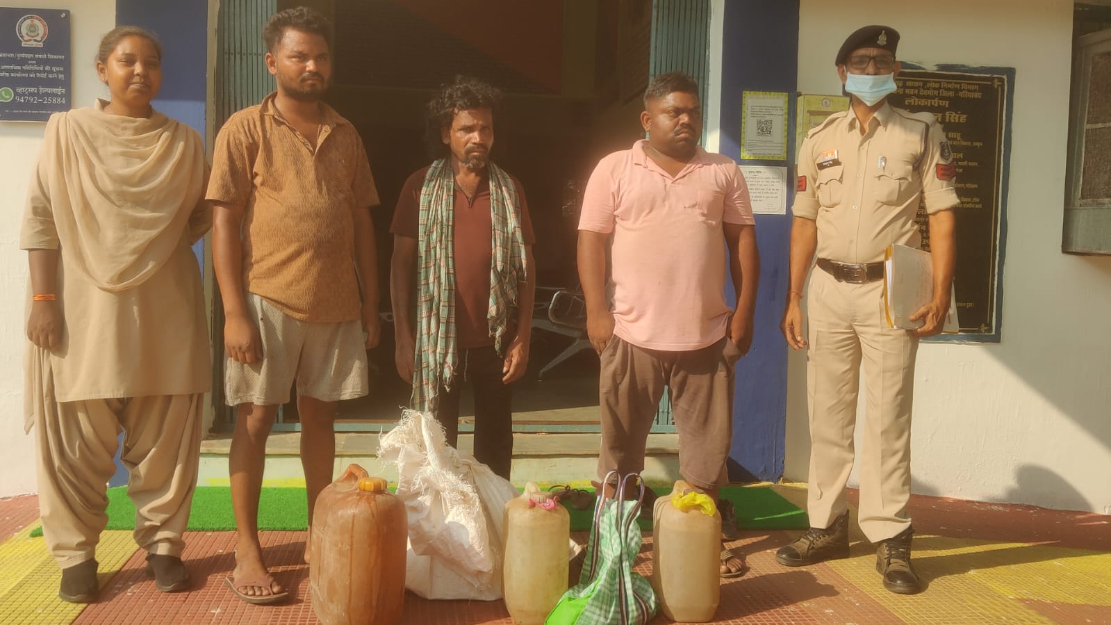 गरियाबंद पुलिस का बड़ा एक्शन, 52 लीटर अवैध महुआ शराब जब्त, 3 तस्कर गिरफ्तार
