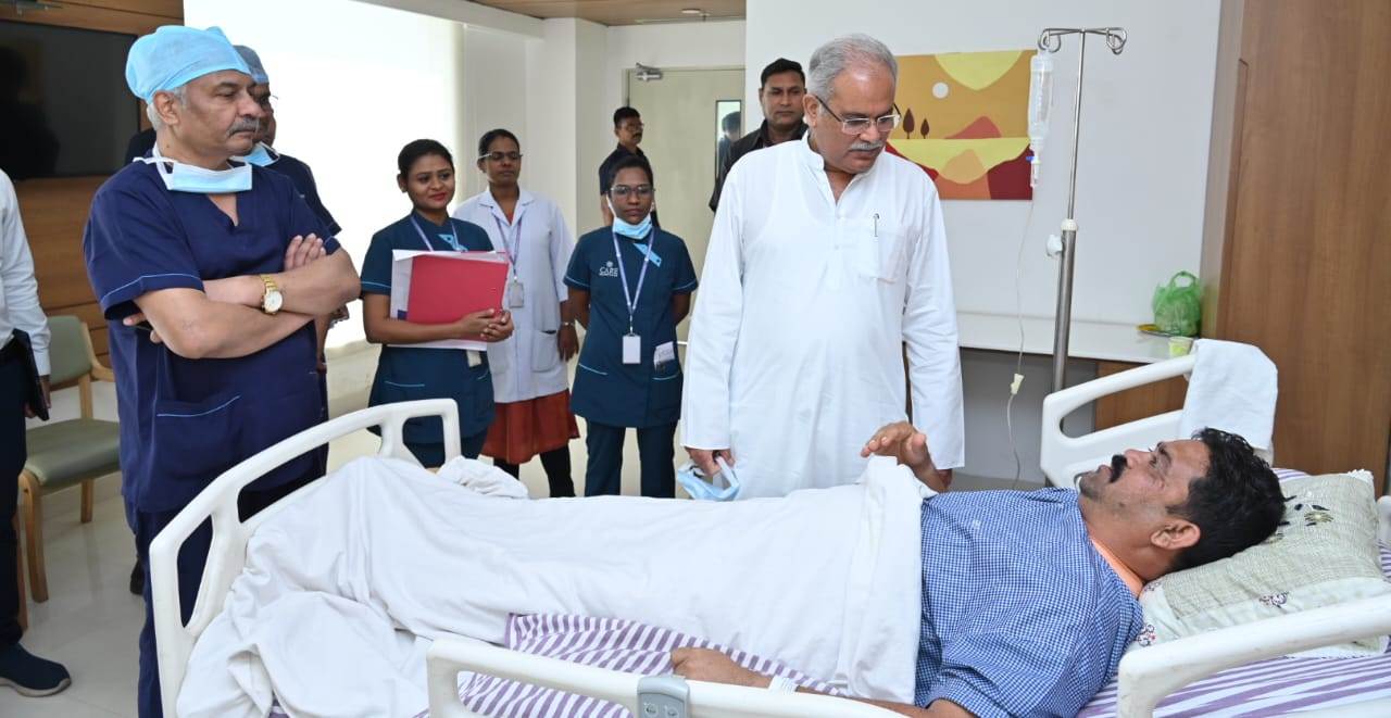 मुख्यमंत्री ने बीजापुर विधायक विक्रम मण्डावी और शाकम्भरी बोर्ड के अध्यक्ष  रामकुमार पटेल से मुलाकात कर लिया कुशलक्षेम