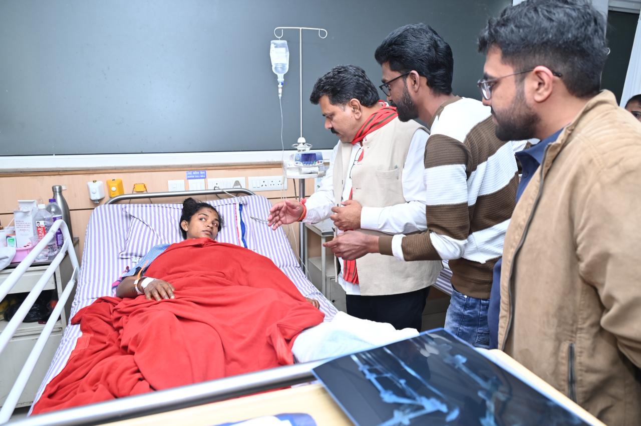 उपमुख्यमंत्री विजय शर्मा हॉस्पिटल पहुंचकर महिला कांन्सटेबल के स्वास्थ्य की जानकारी ली